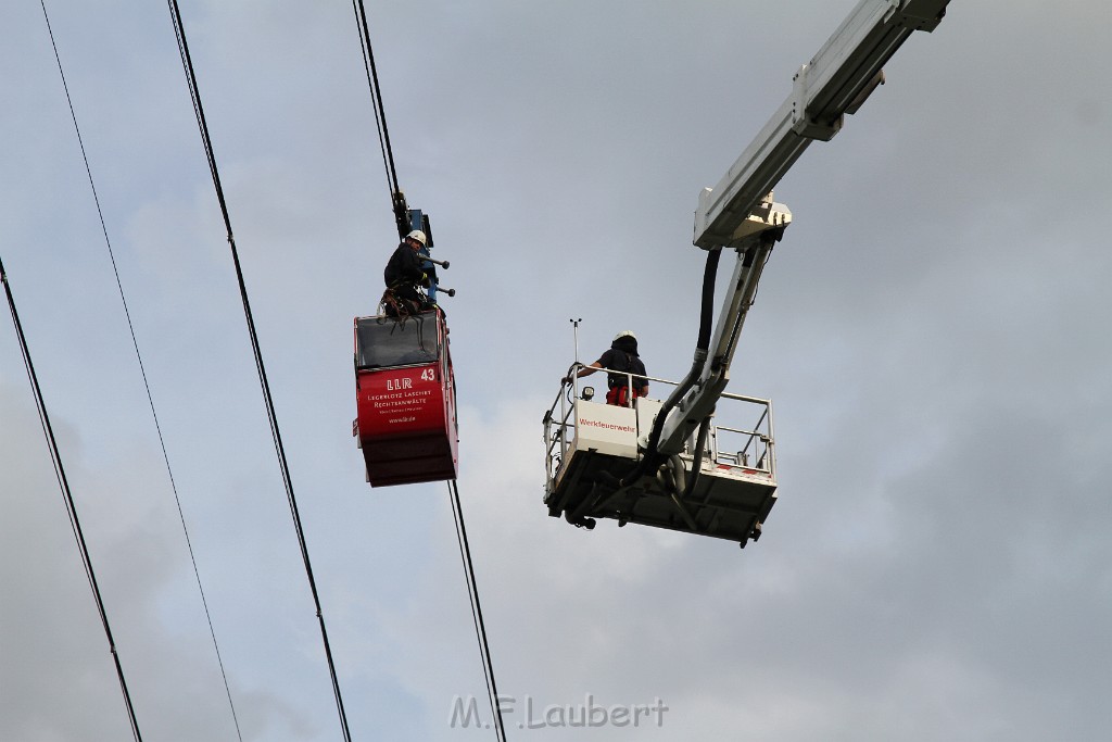 Koelner Seilbahn Gondel blieb haengen Koeln Linksrheinisch P597.JPG